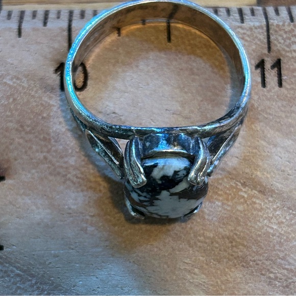 Lovely Little Flower Rock Ring.  Very unique & beautiful style - Picture 4 of 10